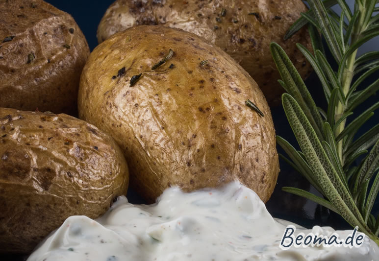 fertig gebackene Ofenkartoffeln mit Rosmarin und Dip